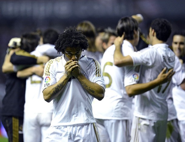 Marcelo lặng lẽ ăn mừng 1 mình, anh hôn lên hình hiệu CLB Real trên ngực áo để chào mừng thành công lớn này.